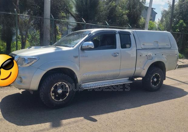 Toyota Hilux 2.5 D-4D 4X4 SRX 2011 Silver