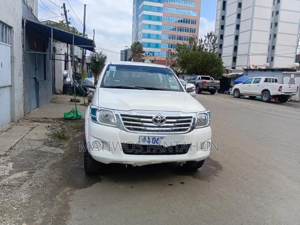 Toyota Hilux SR5 4x4 2014 White