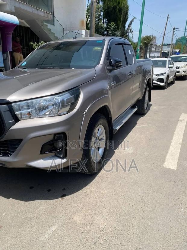 Toyota Hilux 2020 Gray