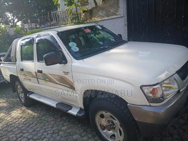 Toyota Hilux 2003 White