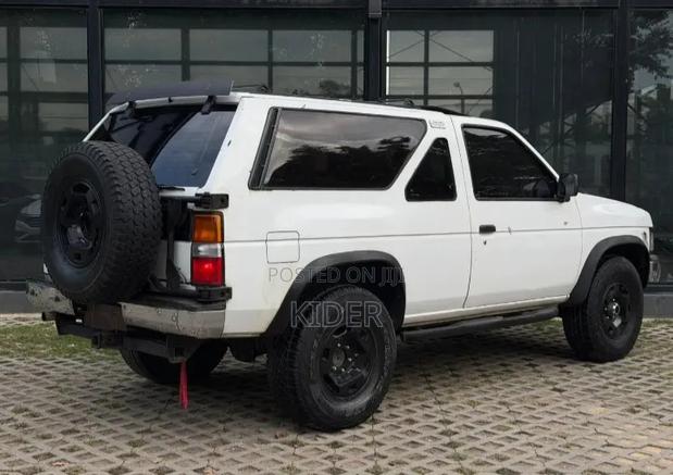 Nissan Pathfinder 1987 White