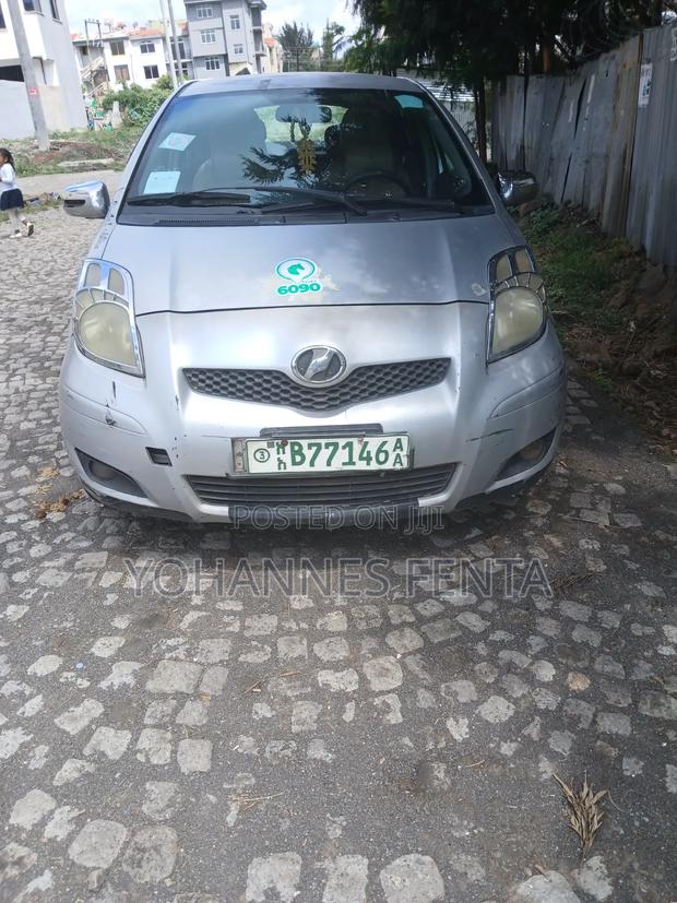 Toyota Yaris Base Sedan 4dr 2010 Silver