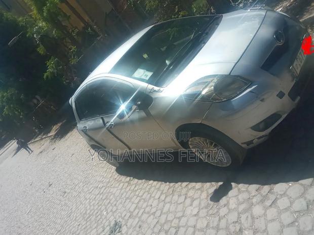 Toyota Yaris Base Sedan 4dr 2010 Silver