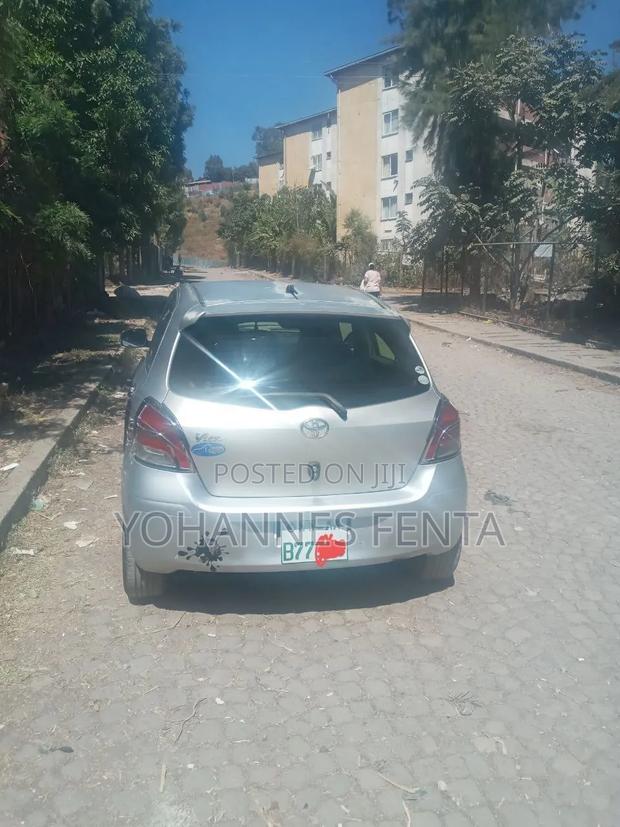 Toyota Yaris Base Sedan 4dr 2010 Silver
