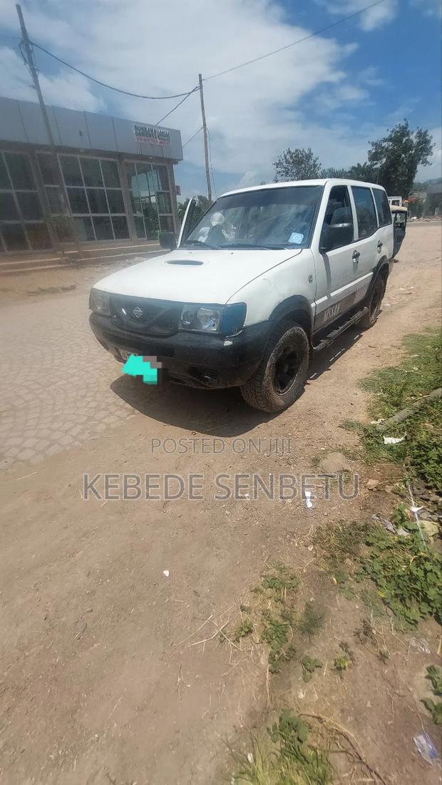 Nissan Patrol 2000 White