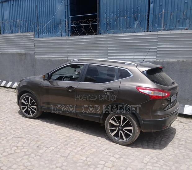 Nissan Qashqai 2017 Brown