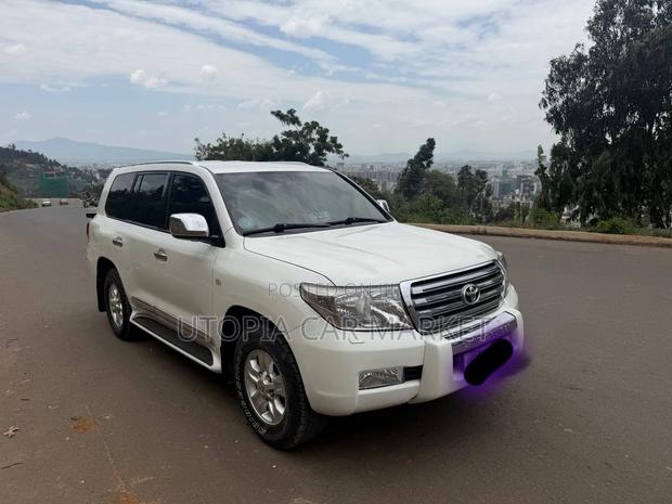 Toyota Land Cruiser 2010 White