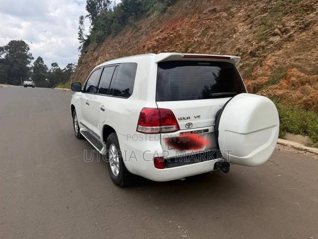 Toyota Land Cruiser 2010 White