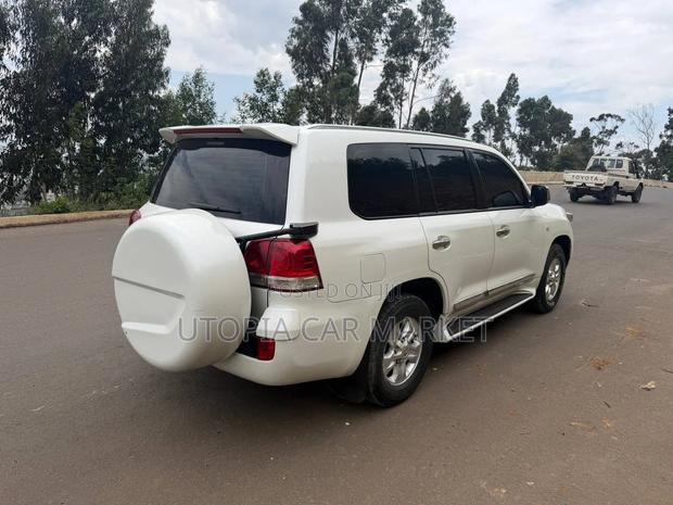 Toyota Land Cruiser 2010 White