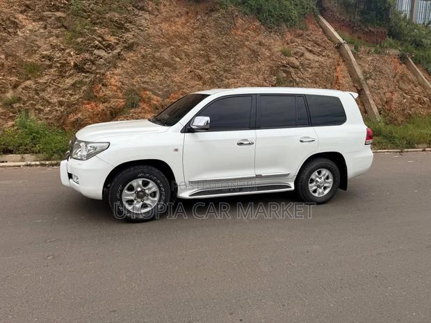 Toyota Land Cruiser 2010 White