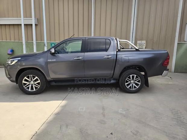 Toyota Hilux Revo Double Cab Deisel 2.4 AWD 2017 Gray