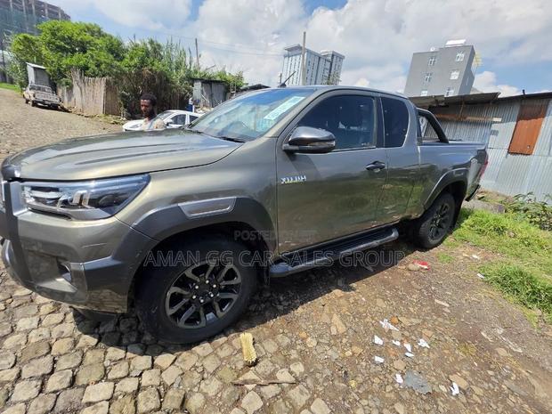 Toyota Hilux 2021 Purple