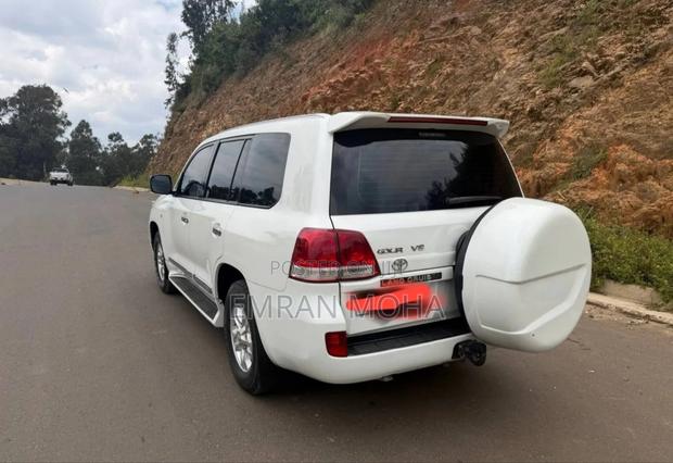 Toyota Land Cruiser 2010 White