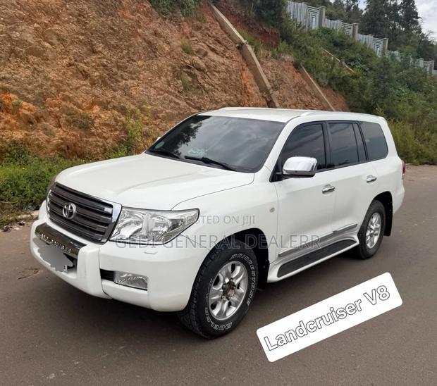 Toyota Land Cruiser 2011 White