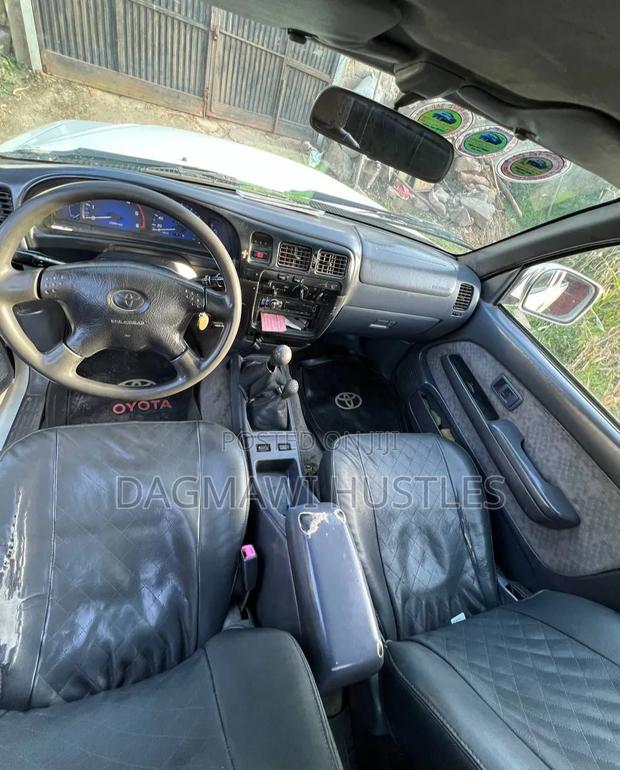 Toyota Hilux 2004 White