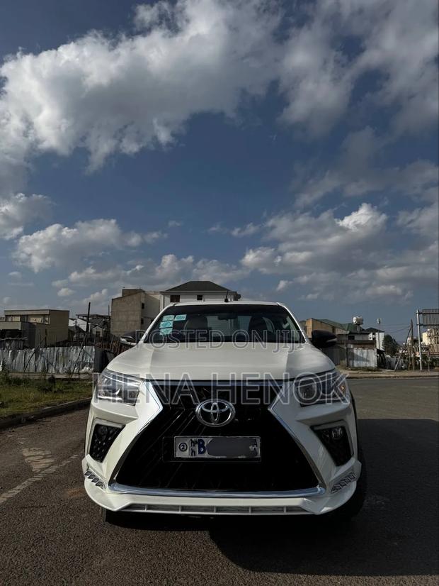 Toyota Hilux 2018 White