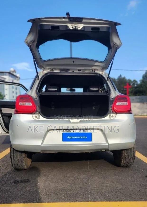 Suzuki Swift 2021 Silver