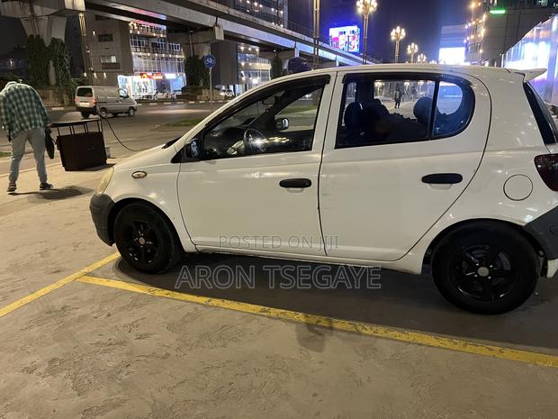 Toyota Vitz 2002 White