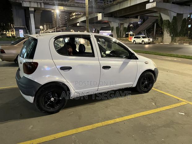 Toyota Vitz 2002 White