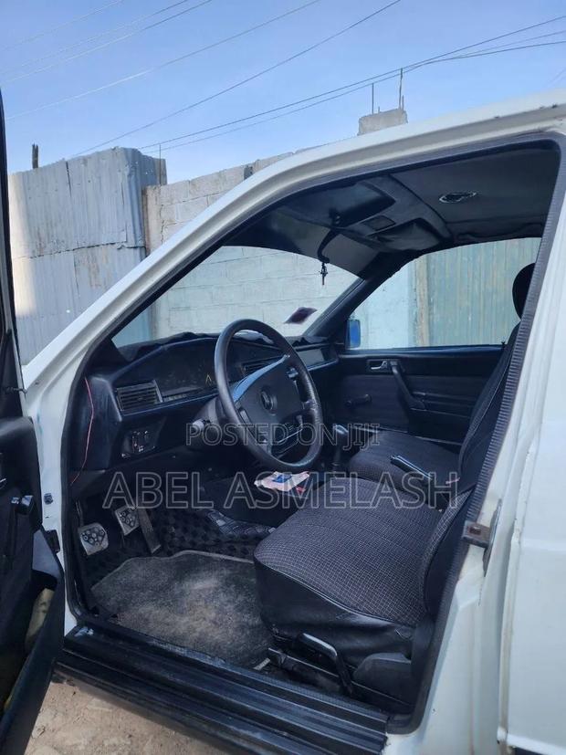 Mercedes-Benz 190 2.6 1987 White