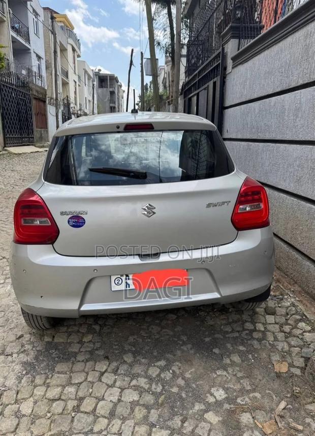 Suzuki Swift 2021 Silver