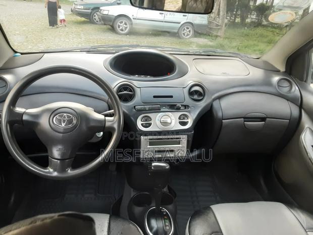 Toyota Vitz 2004 Silver