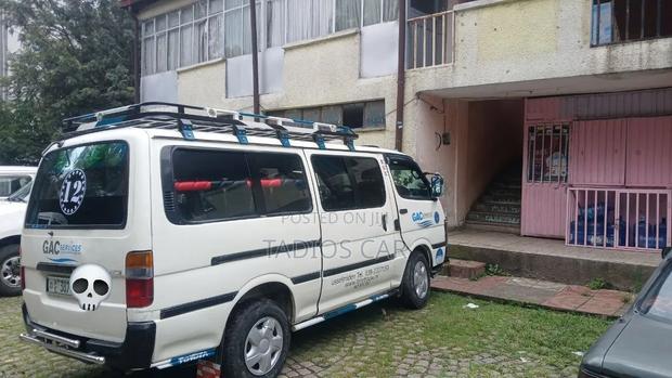 Toyota Grand HiAce 2002 White