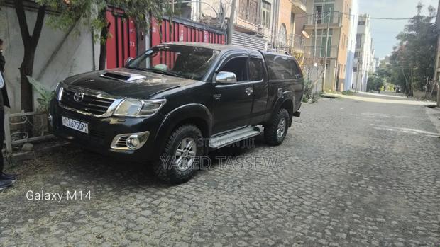 Toyota Hilux 2.5 D-4D 4X4 SRX 2012 Black