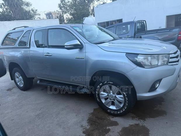 Toyota Hilux 2017 Gray