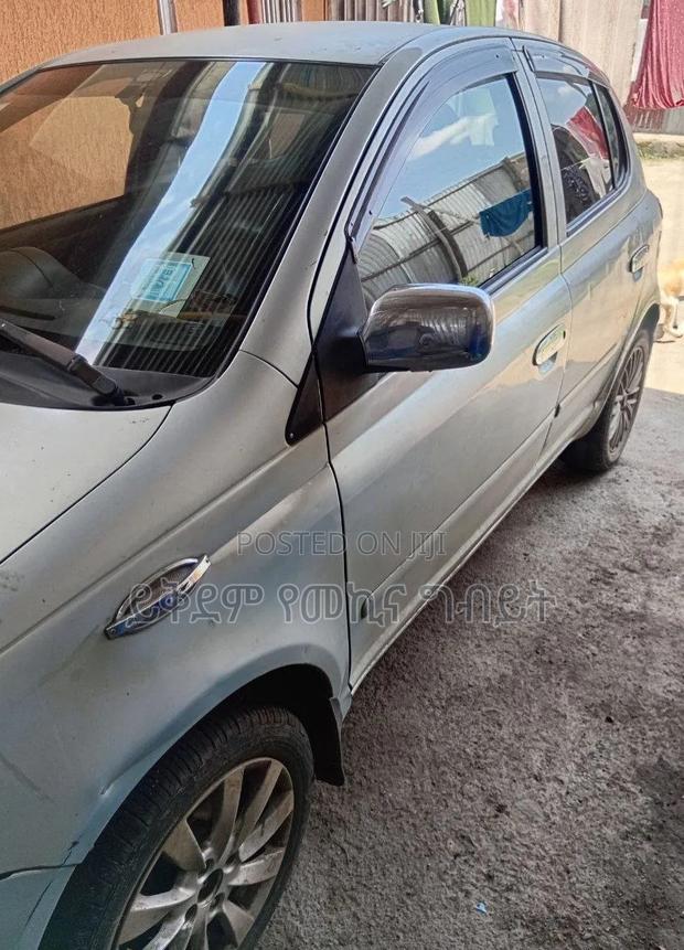 Toyota Vitz 2004 Silver