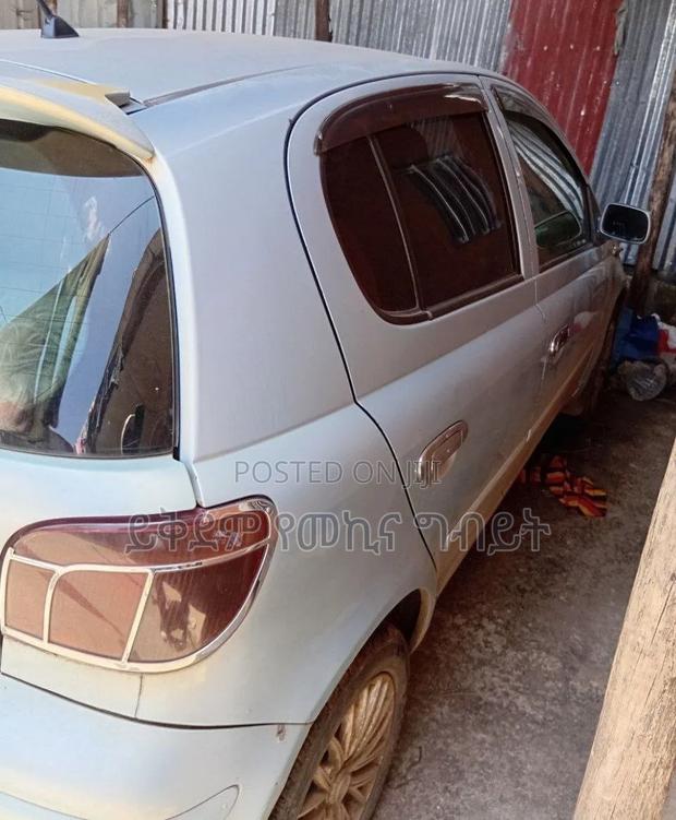Toyota Vitz 2004 Silver