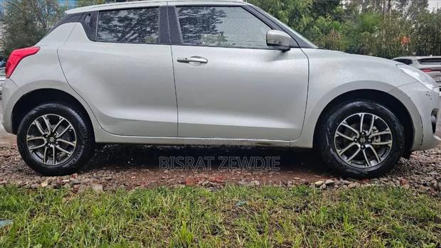 Suzuki Swift 2021 Silver