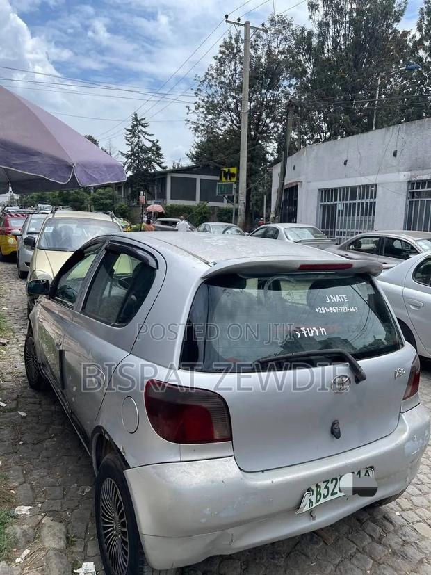 Toyota Vitz 2001 Silver