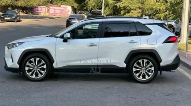 Toyota RAV4 2021 White