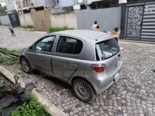 Toyota Vitz 2001 Silver