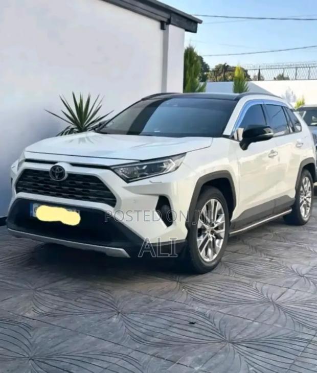 Toyota RAV4 2021 White