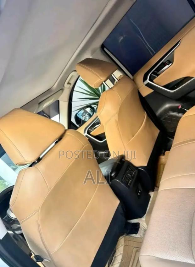 Toyota RAV4 2021 White