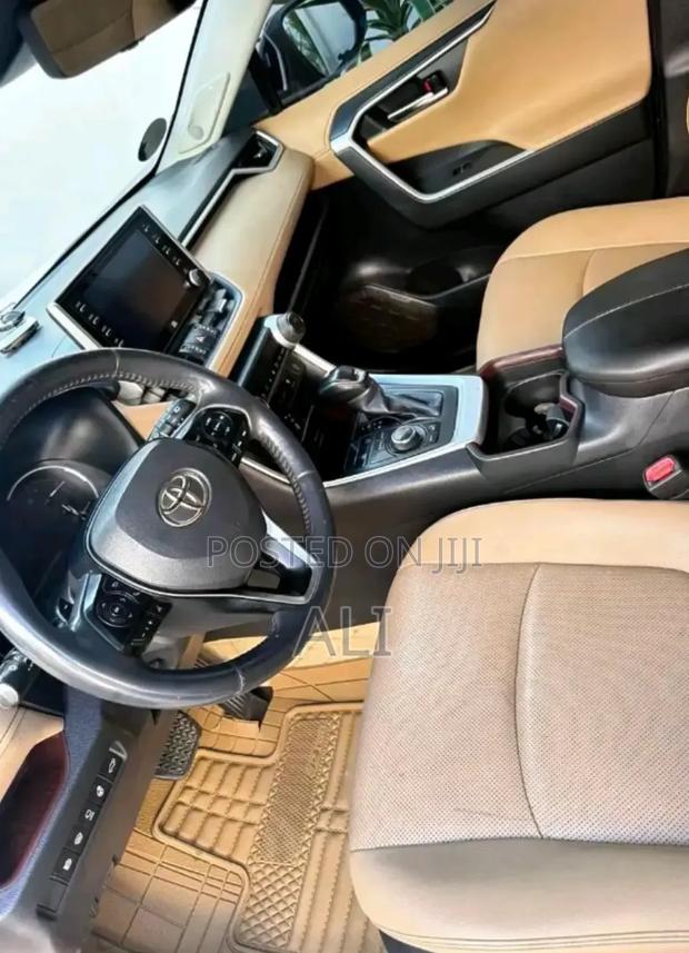 Toyota RAV4 2021 White