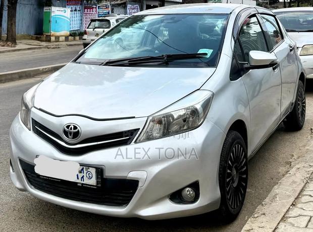 Toyota Yaris 2012 Silver