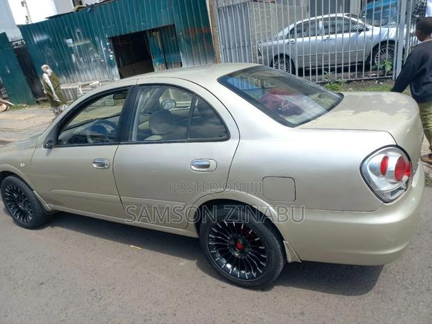 Nissan Sunny 2010 Gold