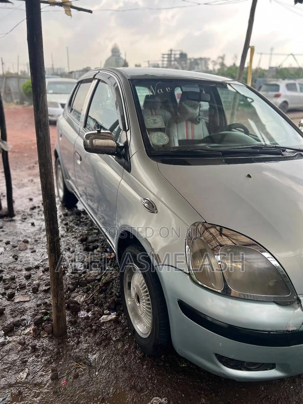 Toyota Vitz 2004 Silver