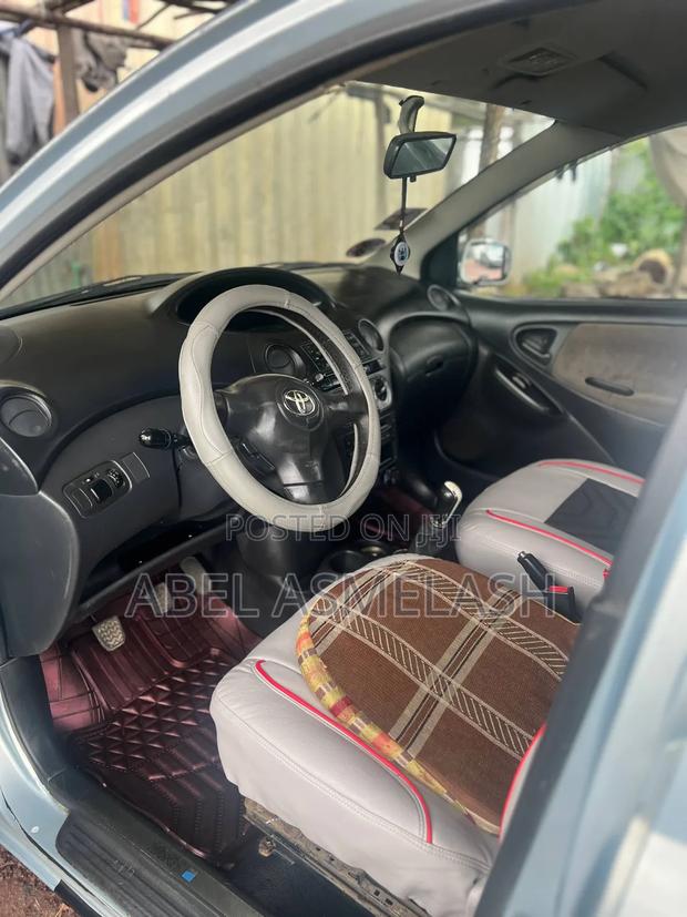 Toyota Vitz 2004 Silver