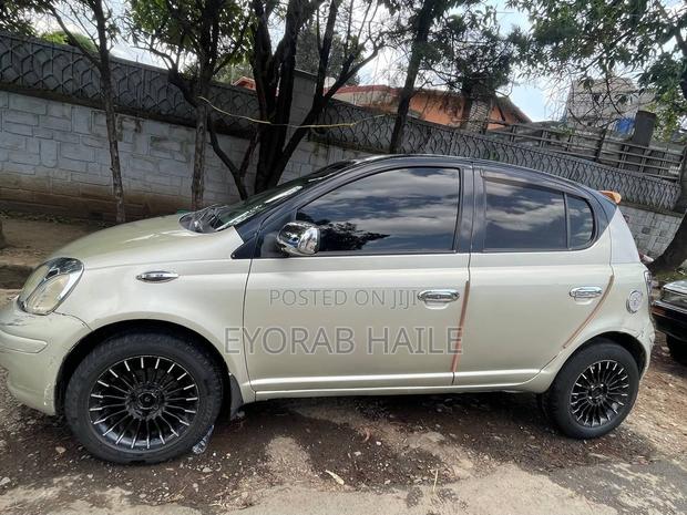 Toyota Vitz 2004 Gold