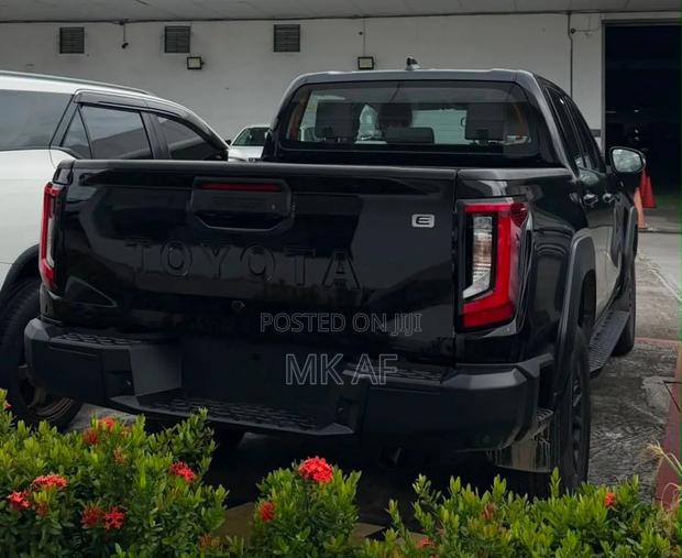 New Toyota Hilux 2026 Black
