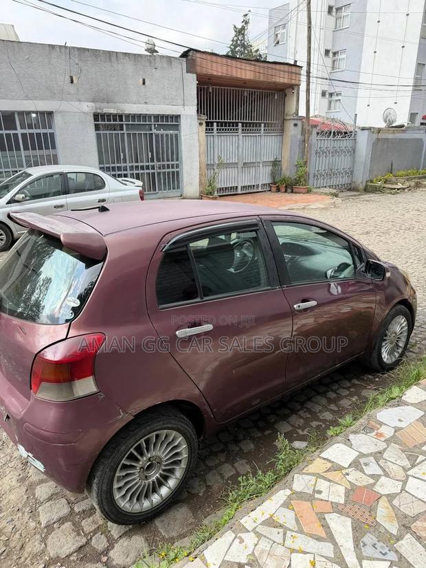 Toyota Yaris Base Hatchback 5dr 2010 Burgundy