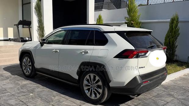 Toyota RAV4 2021 Off white