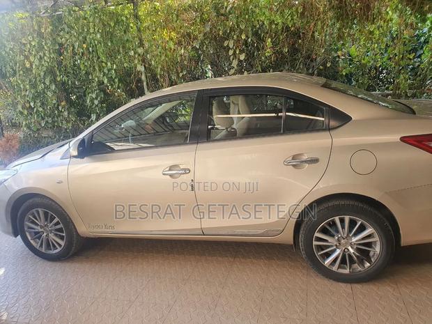 Toyota Yaris 2015 Gold