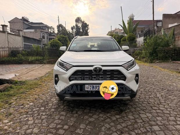 Toyota RAV4 2021 White