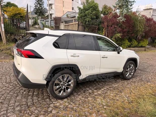 Toyota RAV4 2021 White