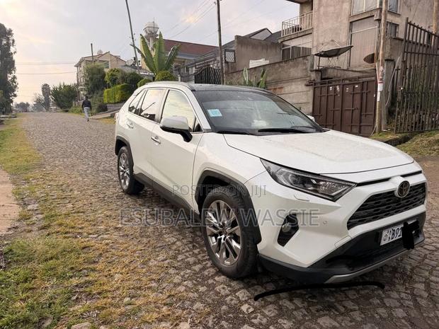 Toyota RAV4 2021 White